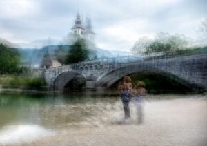 Foto del ponte di Bled con effetto di blur in movimento.