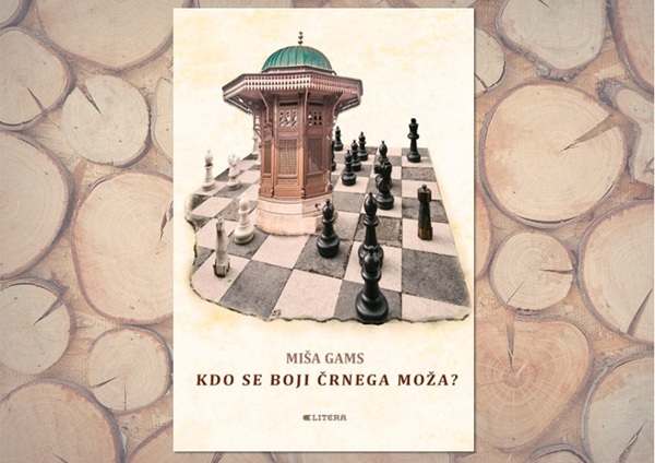 La copertina del libro Kdo se boji črnega moža, con il motivo della scacchiera sullo sfondo di legno.