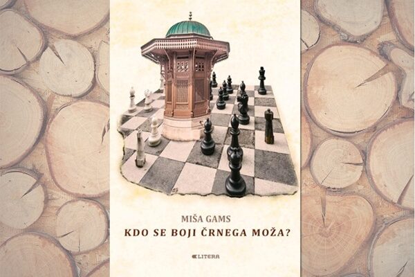 Naslovnica knjige Kdo se boji črnega moža, z motivom šahovnice na lesenem ozadju.