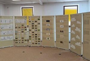 Potujoča razstava o občanski znanosti v Sloveniji z informacijskimi panoji, postavljenimi v razstavnem prostoru knjižnice.